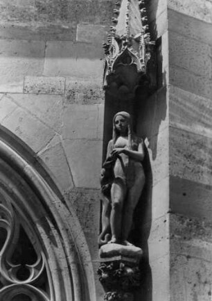 Rothenburg ob der Tauber. Die Statue"Eva" von T. Riemenschneider am Hauptportal der St. Jacobskirche
