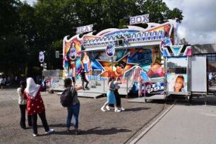 Bad Oldesloe: Kindervogelschießen: Exer, Blickrichtung Südwesten: Besucherinnen vor Fahrgeschäft: 13. Juli 2023