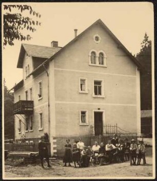 Martin Raschke, Kindheit : Martin Raschke (1905-1943; Schriftsteller) und Personengruppe vor einer Mühle an der Prießnitz. Fotografie um 1914