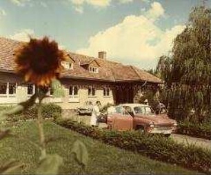 Arzt und Krankenschwestern vor dem Landambulatorium Heckelberg (Kr. Bad Freienwalde)