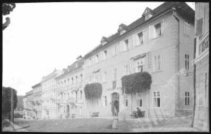Marienbad. Straßenansicht mit Goethe-Haus (vor 1818) : Marienbad. Straßenansicht mit Goethe-Haus (vor 1818; ehemaliges Kurwohnhaus Goldene Traube, seit 1887 Stadtmuseum), Kirchenplatz 11 / Ecke Waldsteinplatz
