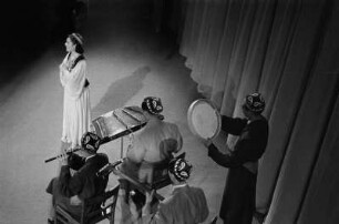 Szenenbilder aus der "Peking-Oper" , Komische Oper Berlin, 1956 : Gastspiel mit Tänzen, Instrumentalmusik, Arien und Volksliedern