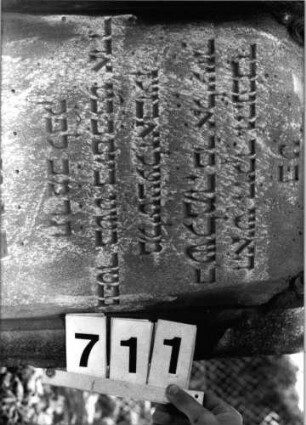 Grabstein 711 (Index: 99802128) Material: Sandstein Zustand: besonders Sockel verwittert Maße HxBxT: 129x55x21 cm Beschreibung: Sockel, Stele mit verdachtem Giebel, Inschriftentafel mit abgeschrägten Ecken Symbolik: Stern, Rosen: Grabstein 711 (Detailaufnahme 1)