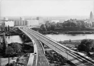 Blick vom Hochhaus der Pädagogischen Hochschule nach Süden über die Dr.-Rudolf-Friedrichs-Brücke (Carolabrücke) : Dresden. Blick vom Hochhaus der Pädagogischen Hochschule nach Süden über die Dr.-Rudolf-Friedrichs-Brücke (Carolabrücke)