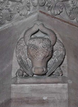Zwickelrelief mit den Evangelistensymbolen — Stierkopf als Symbol für den Evangelisten Lukas