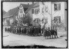 1. Mai-Feier Sigmaringen 1934; Jungvolk und Jungmädel beim Maiumzug in der Leopoldstraße; im Hintergrund Leopoldstraße 26