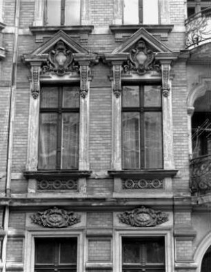 Görlitz-Altstadt, Augustastraße 3. Wohnhaus (1892). Fensterpaar (1. Obergeschoß, rechts)