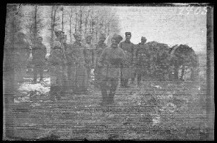 bei Illawcze (=Ilavche, Ukraine) an der Verkehrsstelle: Tanzender russischer Soldat vor einer Gruppe weiterer russischer Soldaten bei der Hütte für Tauschverkehr ("Krakowiaktänzer")