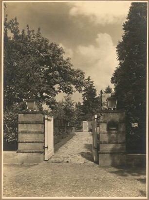 Haus Wellnitz, Potsdamer Straße, Berlin-Lichterfelde: Teil der Gartenmauer mit Tor
