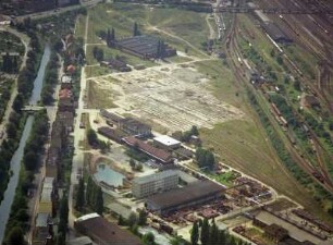 Dresden-Friedrichstadt. Stadtteilansicht zwischen Güter- und Rangierbahnhof Friedrichstadt und Emerich-Ambros-Ufer mit Weißeritz. Luftbild-Schrägaufnahme von Westnordwest