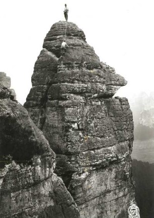 Sächsische Schweiz, Rathener Gebiet. Kleiner Wehlturm. Seilschaft Bruno Henning beim Ausstieg aus dem Blitzriß (Westweg, Alter Weg)