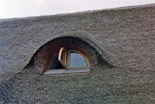 Sühlen: Zur Trave 16: Fachwerkkate mit Reetdach: Traufseite, Detailaufnahme: Fledermausgaube: August 1994