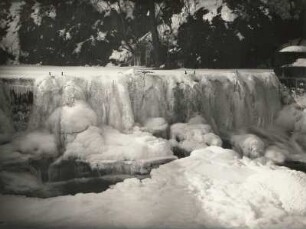 Schnee- und Eiskaskaden am Ablaß der Talsperre Malter