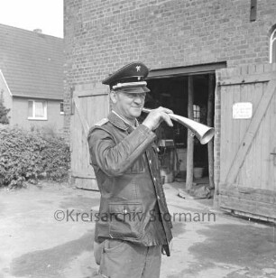 Rethwischdorf: Freiwillige Feuerwehr: Wehrführer Hans Ulrich Hein mit Nebelhorn: im Hintergrund Gebäude