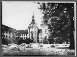Blick auf den Hauptflügel mit Turm des Schlosses in Zerbst