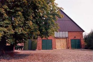 Fritz-Berodt-Straße 7-9: Hofanlage: östliches Wirtschaftsgebäude, Giebelseite mit Toren, mittleres Tor nach Erneuerung, darüber Fassadenplastiken, Inschrift, Fensterband, an Giebel Verbretterung: vorne Hofplatz mit Kopfsteinpflaster, links Baum: 19. August 1993