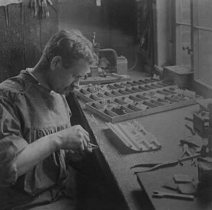 Einsetzen der Gläser in die Fassungen : Technikgeschichte | Technologie | Optische Industrie | Brillen | Emil Busch AG Rathenow