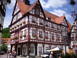 Rathaus am Marktplatz über Giebel- und Traufseite in Fachwerkstruktur