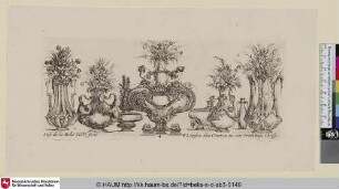 Acht Vasen unterschiedlicher Ausfertigung; im Zentrum krönen zwei Figuren (vermutlich Nymphe und Faun) eine schmuckvolle, symmetrisch gestaltete Vase.
