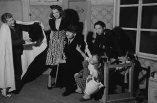 Szenenbilder aus dem Stück "Pünktchen und Anton" von Erich Kästner, aufgeführt bei einem Gastspiel in der Jugendbühne in der Scala in Berlin