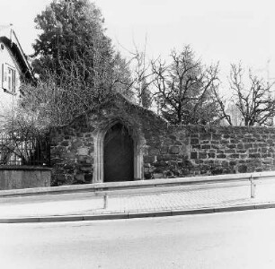 Einfriedung und Portal zum Kirchhof der ehemaligen Barbarakirche; Friedberg, Barbarastraße