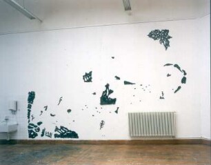 ghorto : Keller, Heike: ghorto. Rauminstallation; Papierpulp, Pigment. 2004. Dresden: Hochschule für Bildende Künste Dresden, Ausstellung Diplom 2004 vom 17.7.-29.8.2004. Raumaufnahme