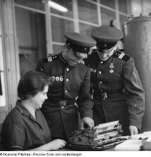 Sowjetische und deutsche Soldaten im SWD (Sachsenwerk?)