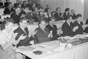 Präsidium des III. Bundeskongresses der Domowina in Bautzen : Prezidij na III. Zwjazkowym kongresu Domowiny w Budyšinje : Bautzen / Budyšin