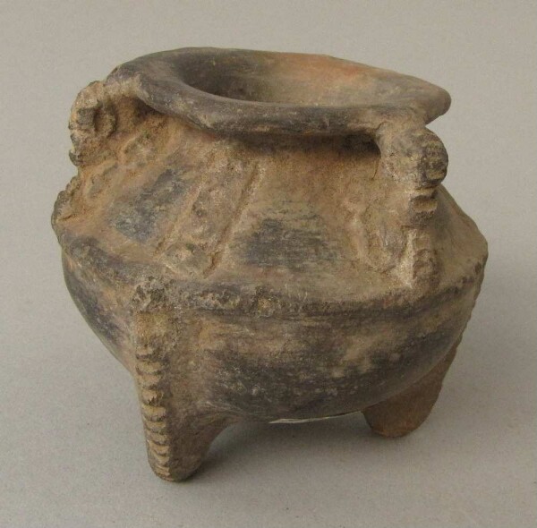 Tripod clay vessel