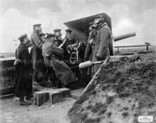 Soldatem mit Gasmasken am Geschütz an der Küste von Flandern