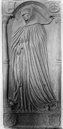 Grabplatte mit Figur der verstorbenen, einen Rosenkranz haltend
