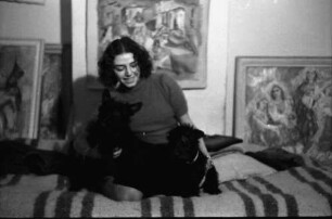 Bukarest: Magdalena Radulescu mit Hunden auf Couch