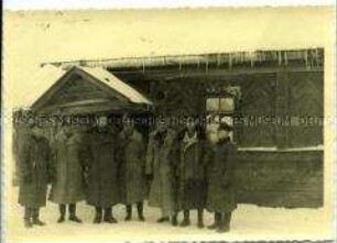 Gruppenbild von Soldaten in einem litauischen oder russischen Dorf