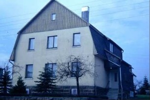 großes Haus mit Mansarddach