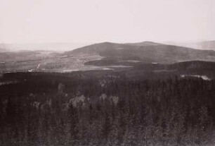 Lausitzer Bergland. Blick vom Aussichtsturm auf dem Bieleboh auf Ober-Oppach, Pickaer Berg (486 m) und Kälbersteine