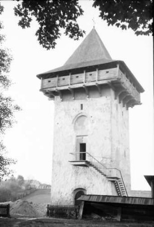 Humor: Kloster, Turm neben der Kirche, Vordergrund Grabenarbeiten