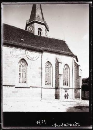 Kirche; Chor von Süden, mit Sonnenuhr