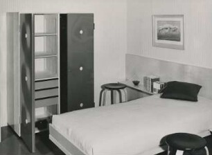 Kleiderschrank, Couch, Abstellfläche Mifora-Typenmöbel von Alfred Altherr