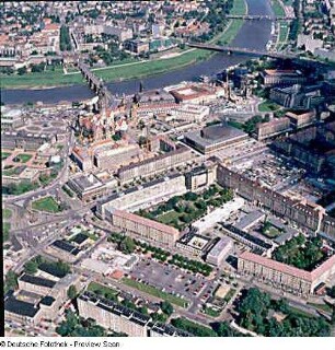 Dresden-Altstadt. Blick über Marienstraße/Wallstraße, Postplatz, Wilsdruffer Straße, Altstadtkern und Elbe mit Augustusbrücke, Marienbrücke und Albertbrücke