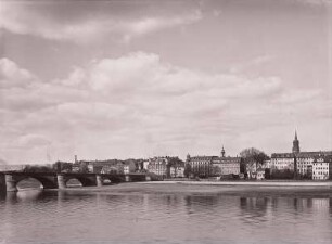 Dresden. Blick von der Brühlschen Terrasse nach Nordwesten über die Elbe zur Augustusbrücke und zur Neustadt