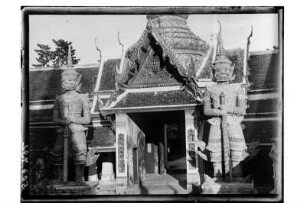 Wat Phra Kaeo : Bangkok. Die beiden Torwächter im Wat Phra Kaeo, 1908