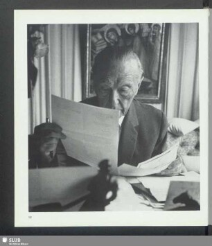 Adenauer in seinem Arbeitszimmer, beim Lesen