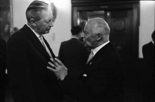 Freiburg: Kaufhaussaal; Nato-Konferenz; Ministerpräsident Kiesinger, Präsident des Arbeitgeberverbands Paulssen