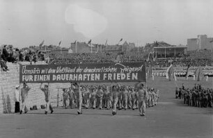 Sportlerparade im Walter-Ulbricht-Stadion : Sportler-Delegation im Paradezug beim Ausmarsch aus dem Stadion