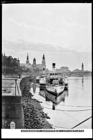 Dresden, Blick auf Terrassenufer mit Dampferanlegestelle