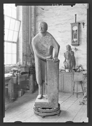 Atelieraufnaufnahme mit Max Planck Skulptur - Prof. Bernhard Heiliger (1915-1995)