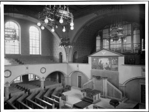 Brötzingen Evangelische Christuskirche Innenansicht nach Südosten - Blick auf die Orgelempore und den Altar