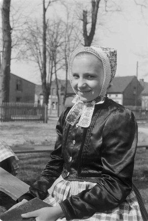 Mädchen in Schleifer Tracht aus Trebendorf. : Holca Hanka Stoporec w Slepjanskej drasće z Trjebina.