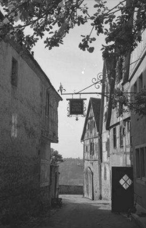 Rothenburg ob der Tauber: Gasse mit Aushängeschild