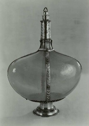 Flache, bauchige Flasche mit Schraubverschluß auf glattem rundem Sockel